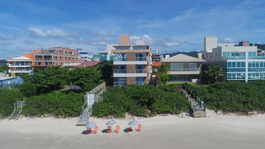 Uma praia perto do apart-hotel