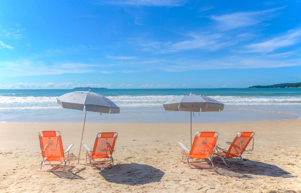 Uma praia perto do apart-hotel