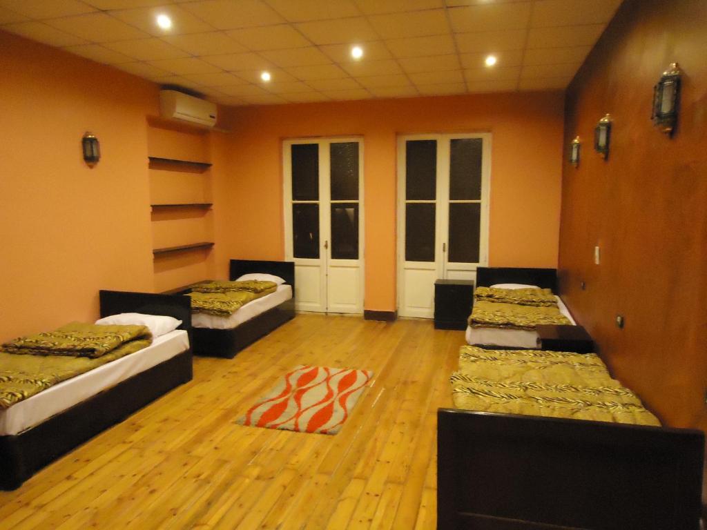 Una cama o camas en una habitación de Freedom Hostel