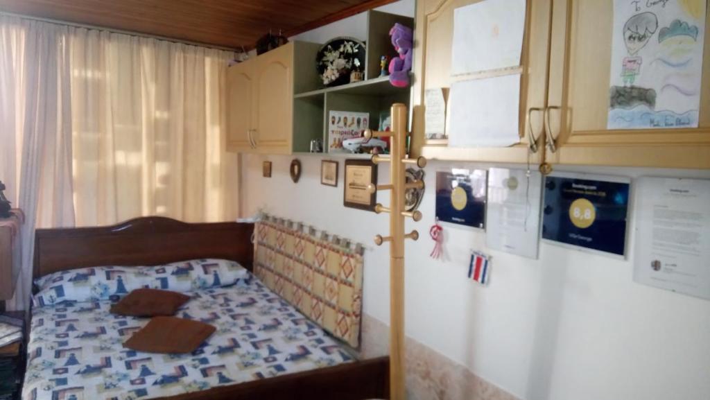 Un pat sau paturi într-o cameră la Villa George - Family Holidays