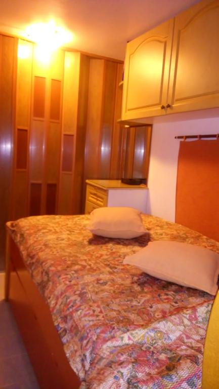 Un pat sau paturi într-o cameră la Villa George - Family Holidays