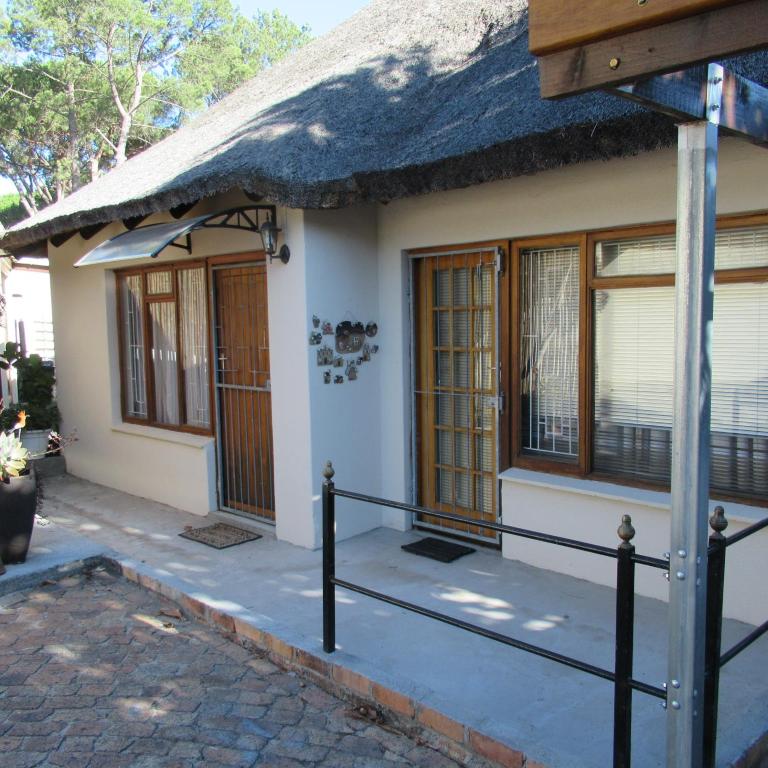 the Worm Hole Garden Cottage - Housity