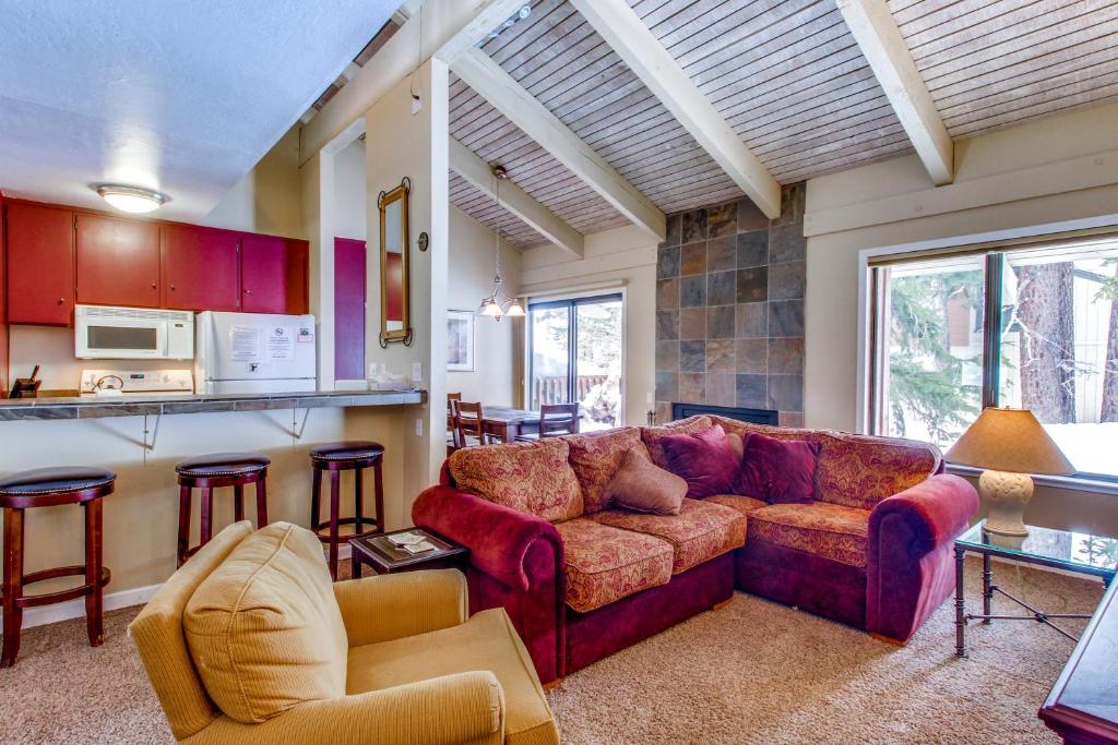 ein Wohnzimmer mit einem Sofa und einer Küche in der Unterkunft Discovery 4 162 in Mammoth Lakes