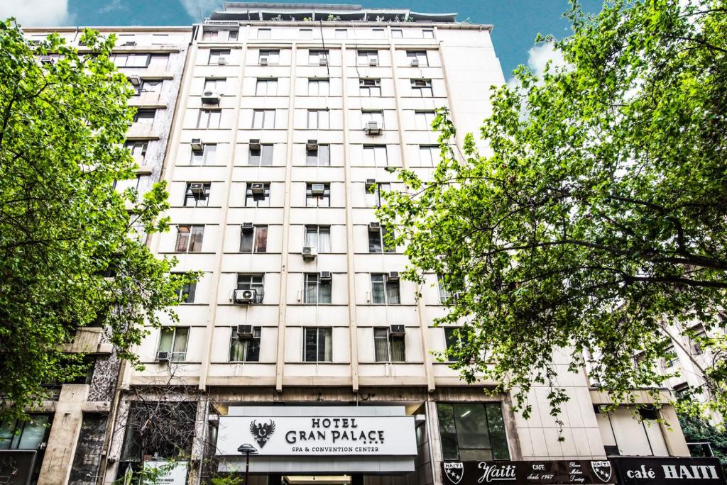 un edificio blanco con un cartel delante en Hotel Gran Palace en Santiago