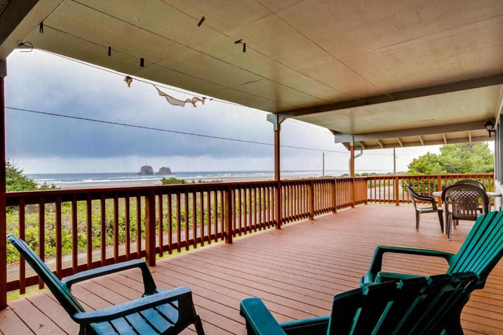 a deck with chairs and a view of the ocean at Falcon's Nest in Twin Rocks