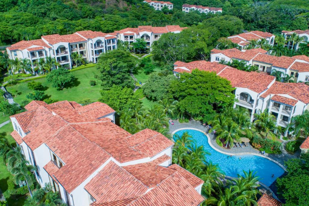 una vista aérea de un complejo con piscina en Coco Breeze Pacific, en Coco