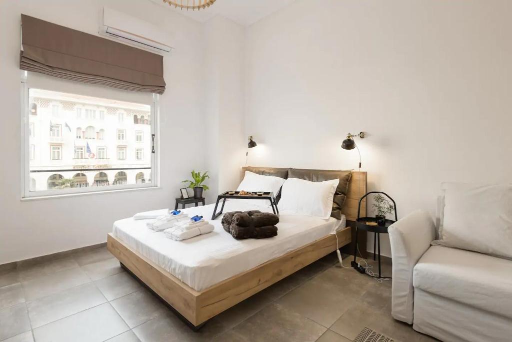 um quarto com uma cama com um bicho de peluche em Aristotelous Square Luxury Studio em Tessalônica