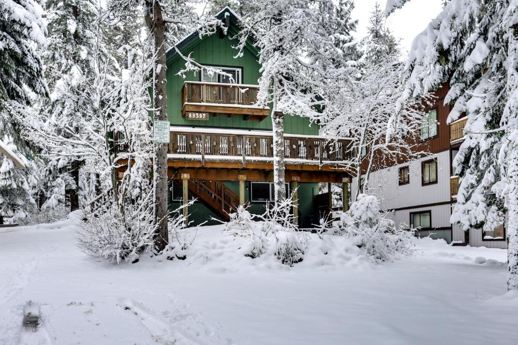 un edificio con terraza en la nieve en Mt Hood Chalet Vacation Rental, en Government Camp