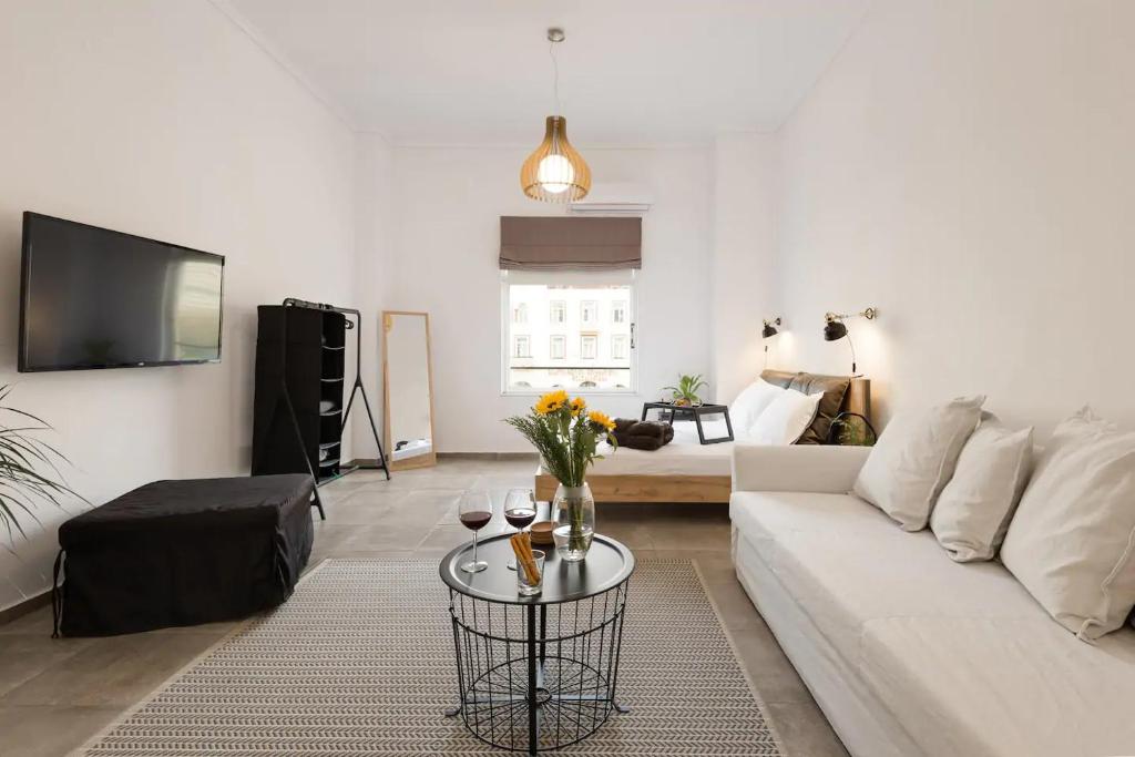 Televízia a/alebo spoločenská miestnosť v ubytovaní Aristotelous Square Luxury Studio