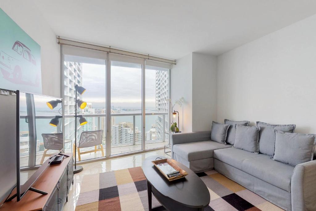 ein Wohnzimmer mit Sofa und großem Fenster in der Unterkunft Iconic Views in Miami
