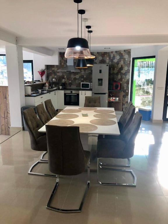 Kuchyň nebo kuchyňský kout v ubytování NOAH river house