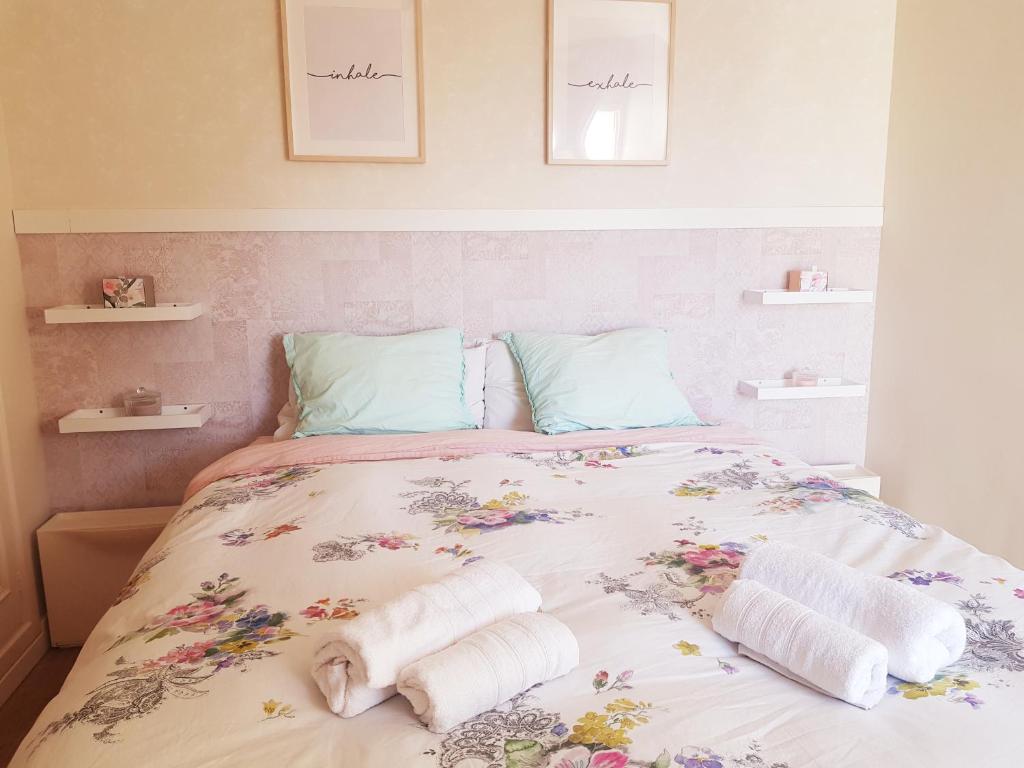sypialnia z łóżkiem i ręcznikami w obiekcie PRECIOSO ATICO JUNTO A LA FERIA w mieście Jerez de la Frontera