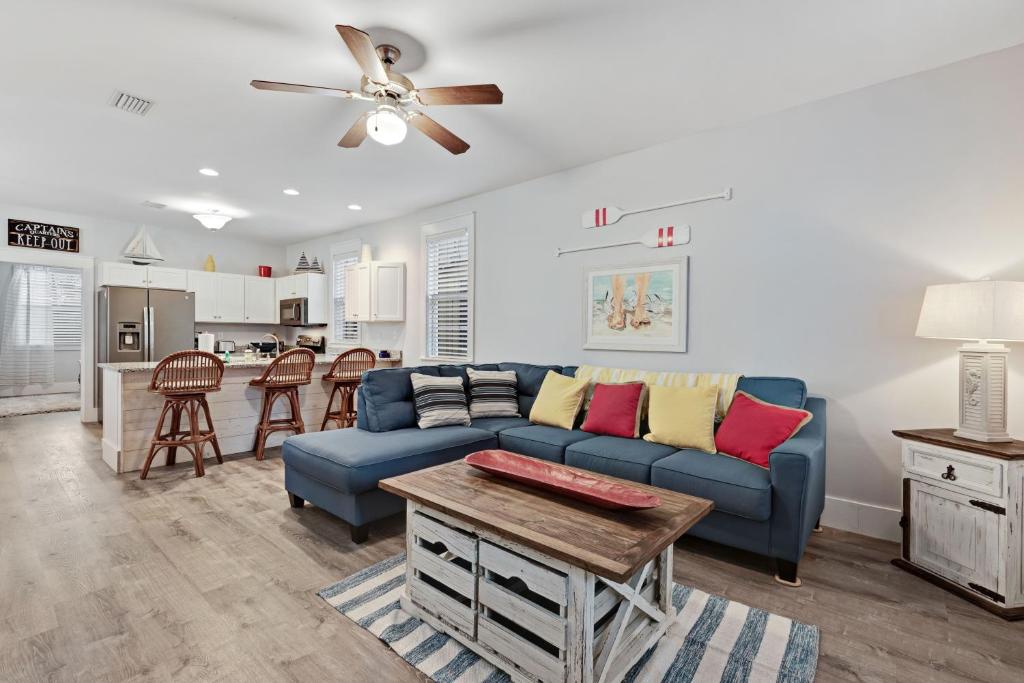 Una sala de estar con un sofá azul y una mesa. en 3 Bed 4 Bath Vacation home in Barefoot Cottages - Port St. Joe, en Highland View