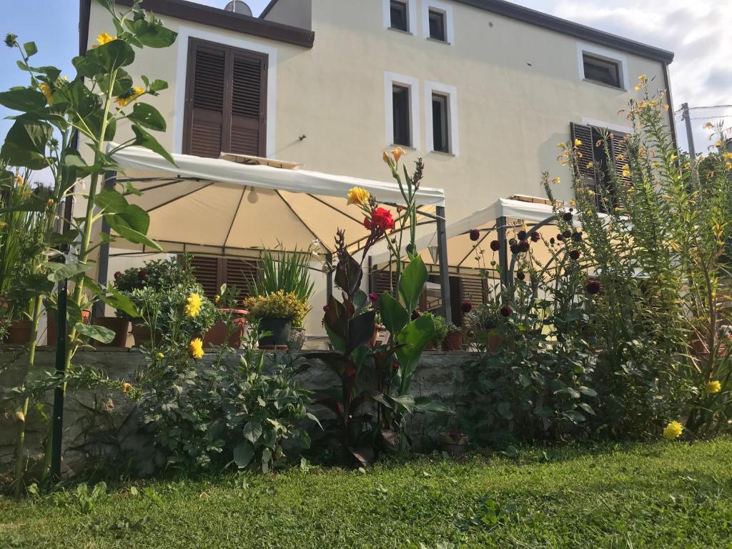 Vonkajšia záhrada v ubytovaní Antico Borgo San Francesco