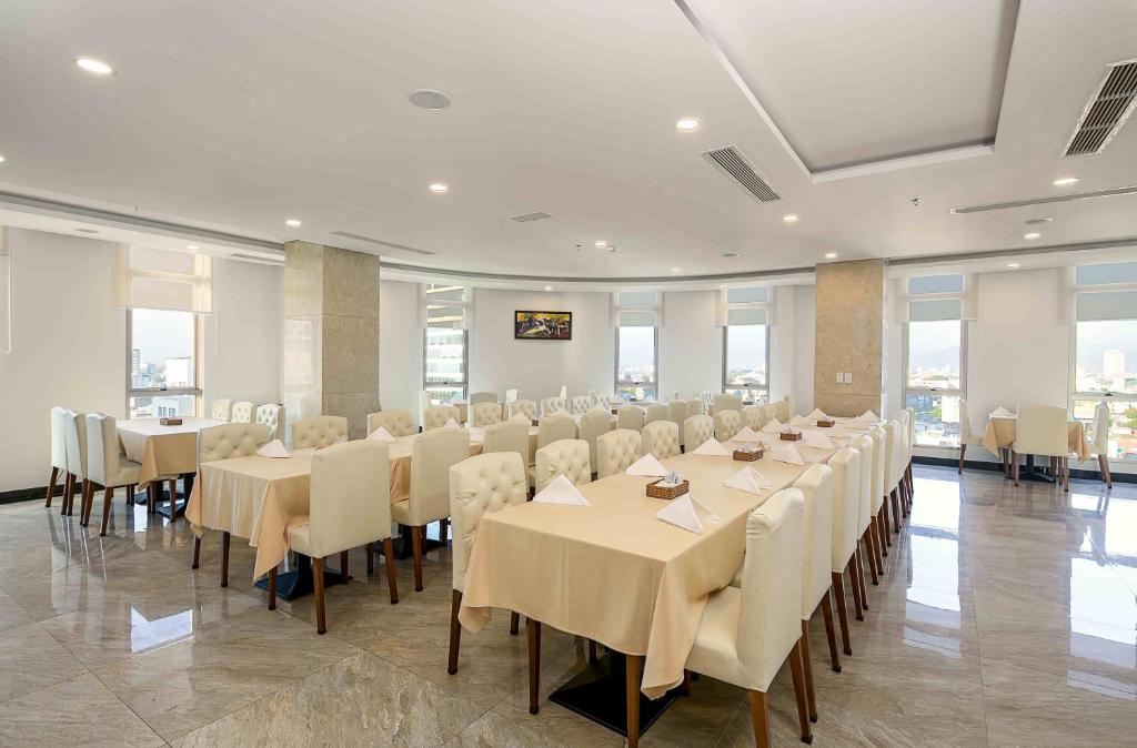 Restoran või mõni muu söögikoht majutusasutuses Tamarind Danang Beach Hotel