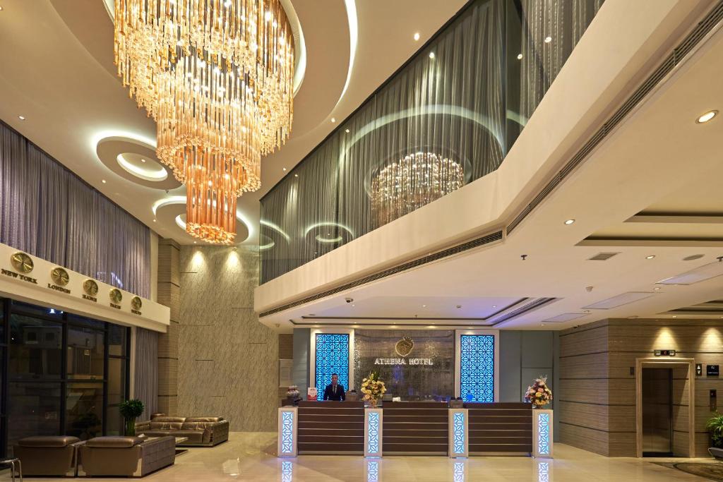 eine Lobby eines Hotels mit Kronleuchtern in der Unterkunft Athena Hotel in Ho-Chi-Minh-Stadt