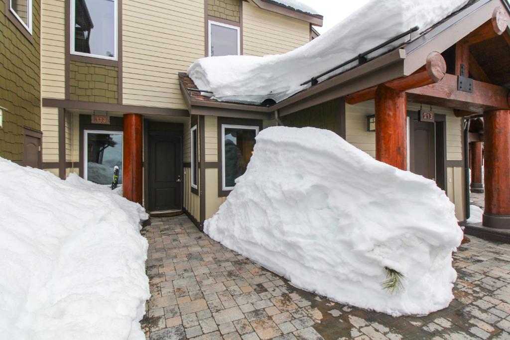 una gran pila de nieve frente a una casa en Eagle Run 113, en Mammoth Lakes