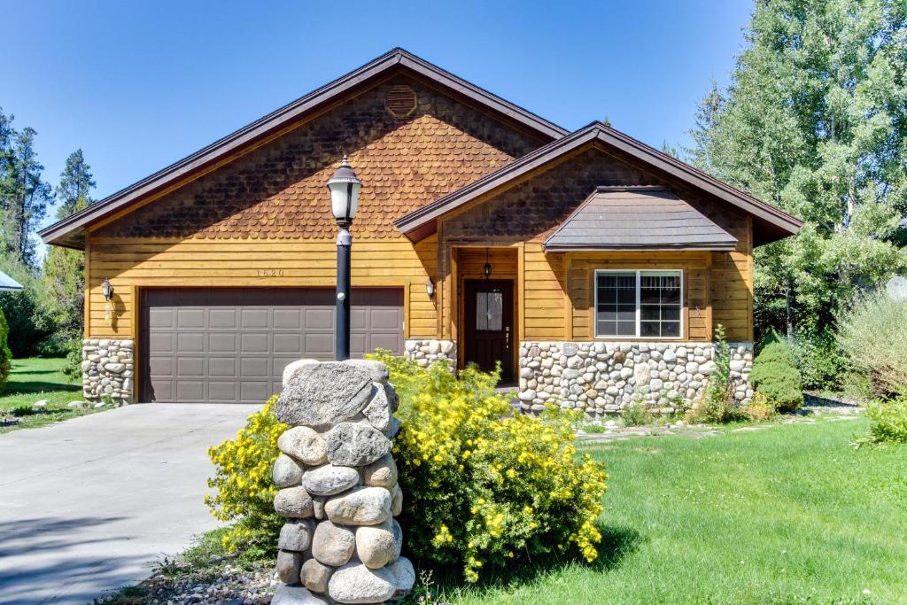 una casa de madera con garaje en The Timber Inn, en McCall