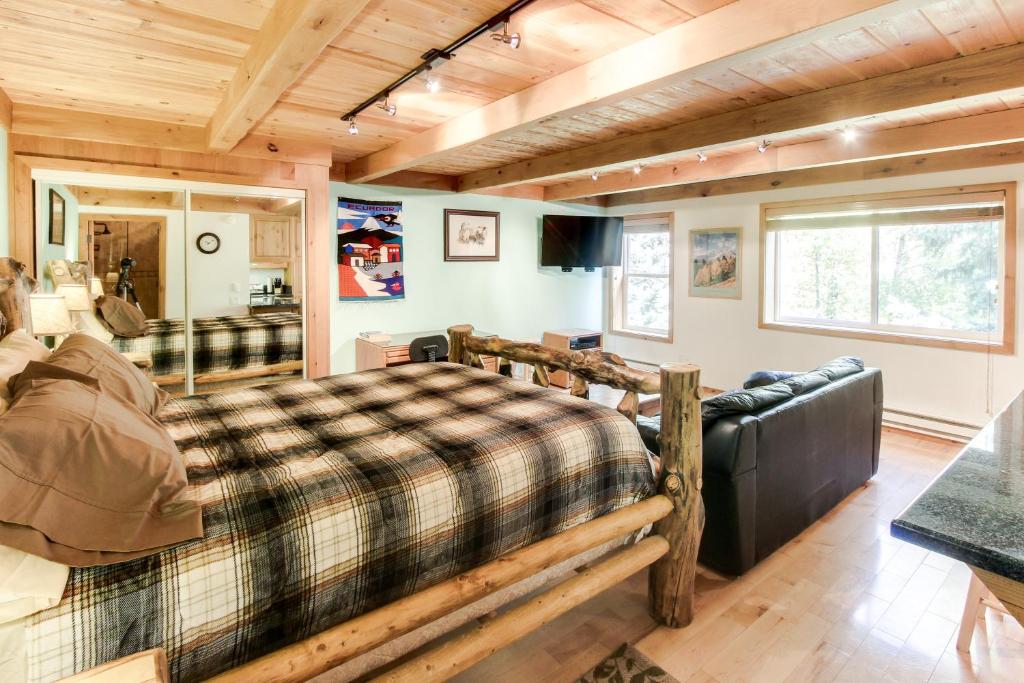 a bedroom with a bed and a couch in a room at Sun Valley Atelier Studio - Chic Rustique in Sun Valley