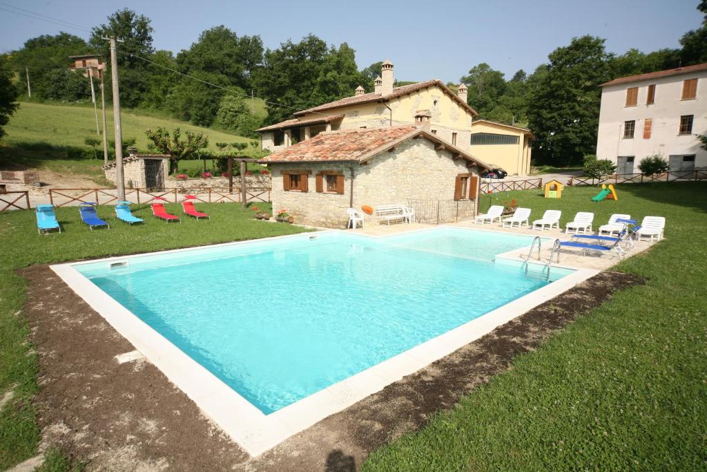 Bazén v ubytovaní Borgo Di Cortolla alebo v jeho blízkosti