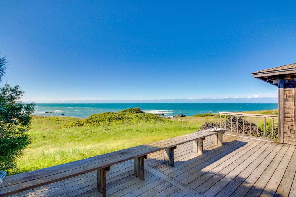 um deque de madeira com vista para o oceano em Comstock Retreat em Sea Ranch