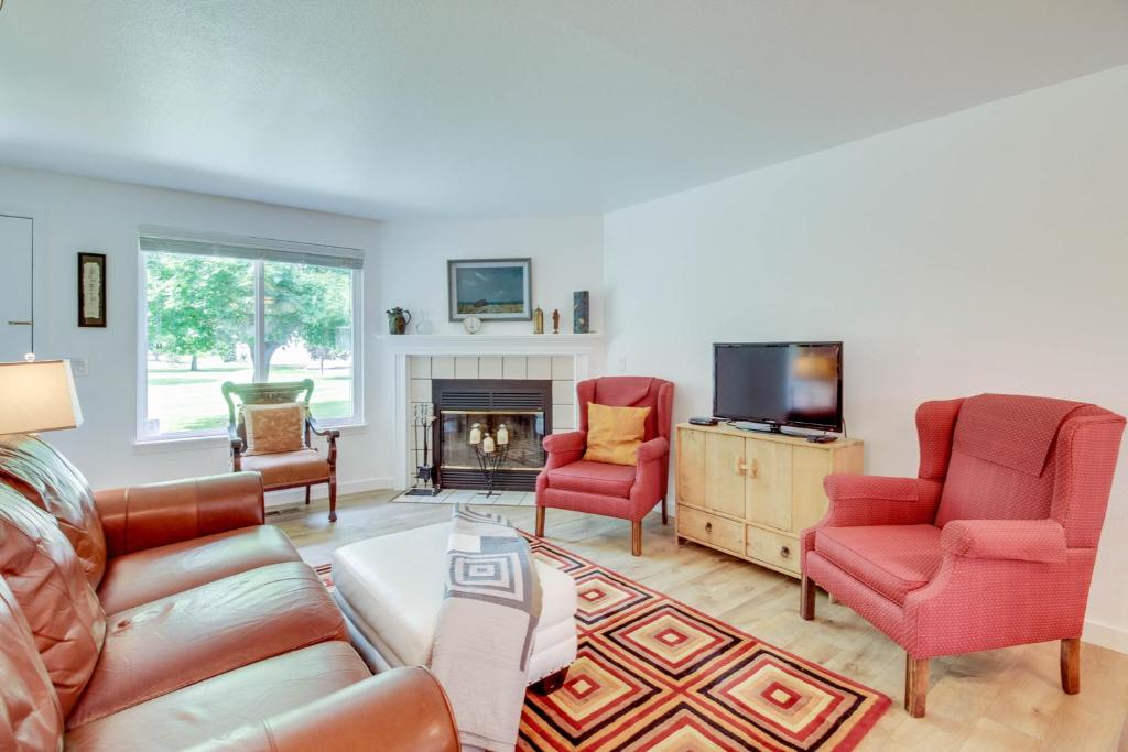 een woonkamer met een bank, 2 stoelen en een tv bij Bown Retreat in Boise