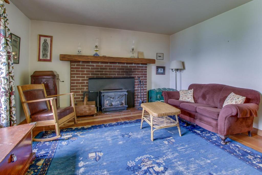 - un salon avec un canapé et une cheminée dans l'établissement Mackinaw Getaway, à Sagle