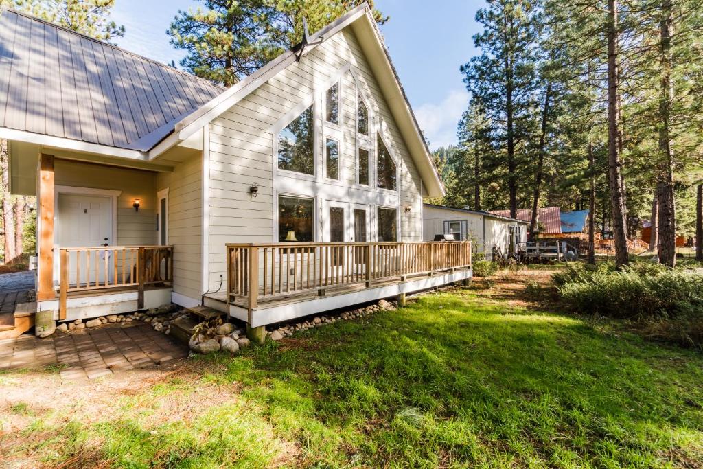 a house with a large porch and a yard at Twenty Pines in Leavenworth