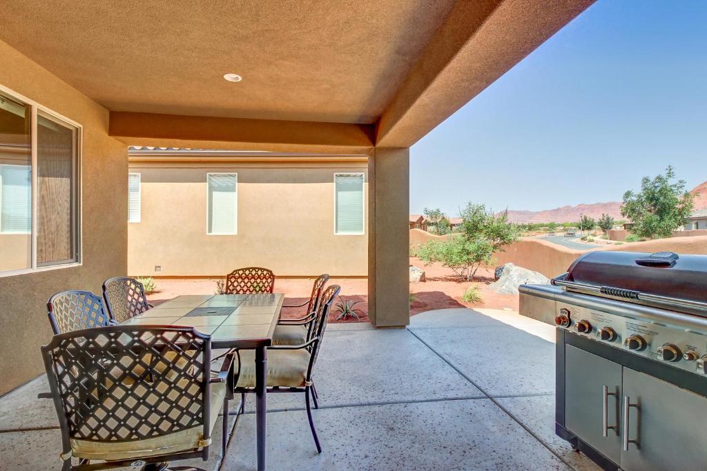 a patio with a table and chairs and a grill at Red Rock Ranch Retreat: Paradise Village #10 in Santa Clara