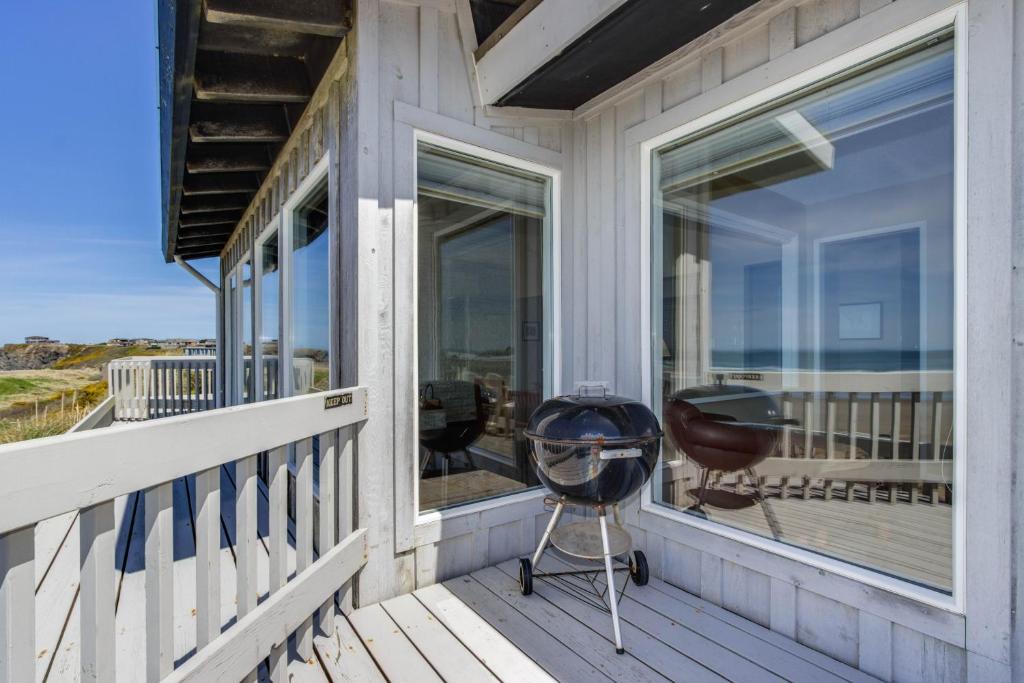 Balkón nebo terasa v ubytování Spindrift Oceanfront Home - The Helm