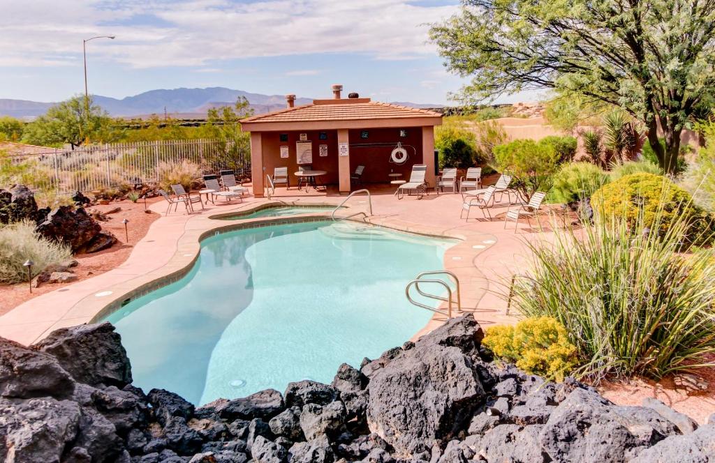 una piscina en un patio con una casa en Lava Falls at Entrada & Santa Clara Sunrise, en Santa Clara