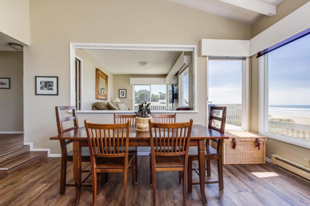 Posezení v ubytování Spindrift Oceanfront Home