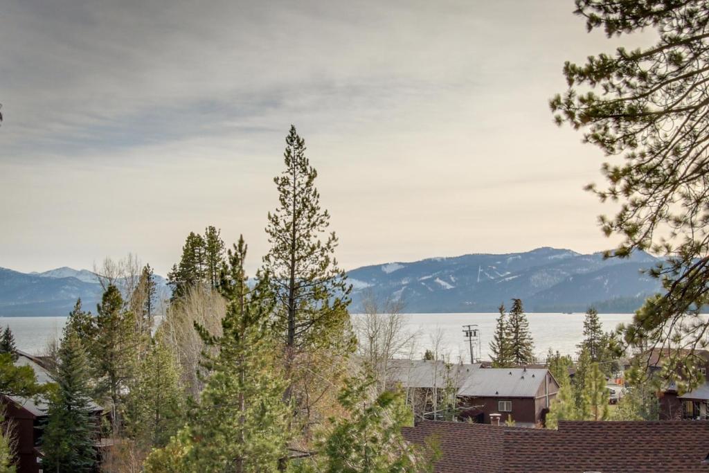 Blick auf die schneebedeckten Berge und einen See in der Unterkunft Tahoe City Retreat in Lake Forest