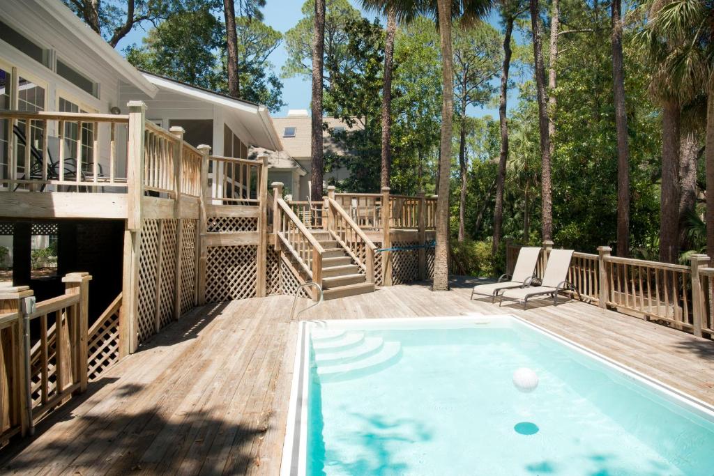 une terrasse avec une piscine et une maison dans l'établissement Mooring Buoy, à Île de Hilton-Head
