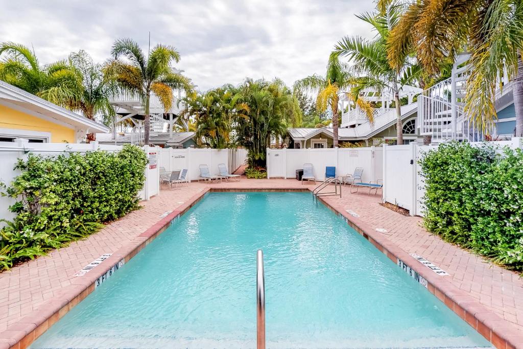 - une piscine dans l'arrière-cour d'une maison avec des palmiers dans l'établissement Palm Isle Village 3208, à Holmes Beach