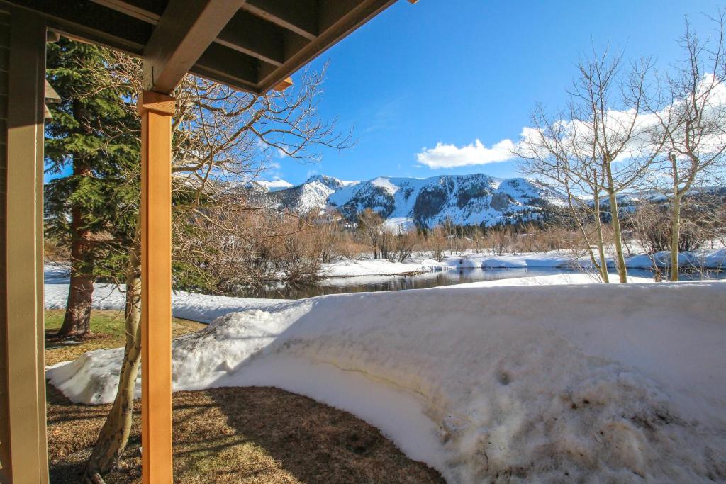un mucchio di neve sul portico di una casa di Snowcreek 233 a Mammoth Lakes