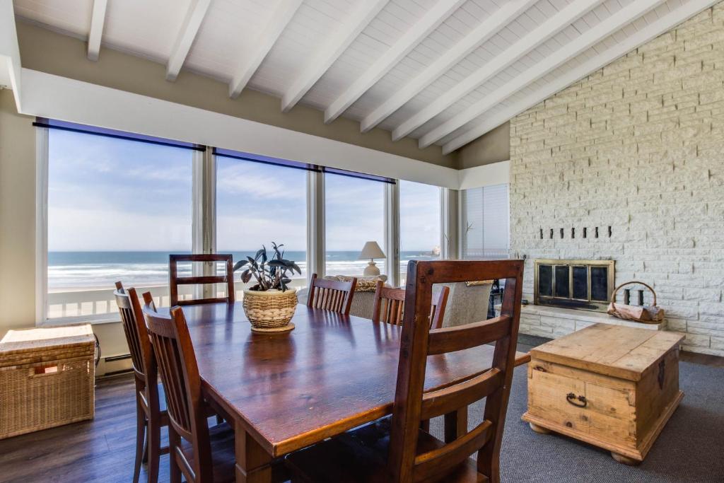 Posezení v ubytování Spindrift Oceanfront Home - The Helm
