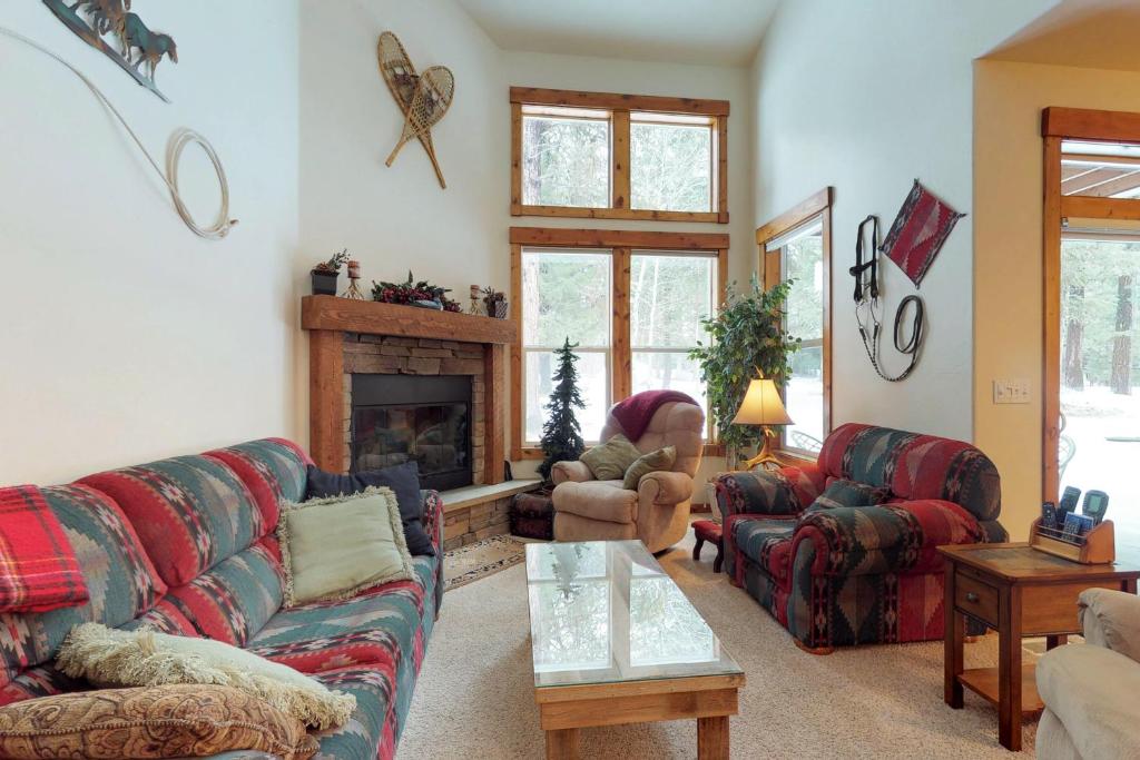 Ruang duduk di Aspen Village 84