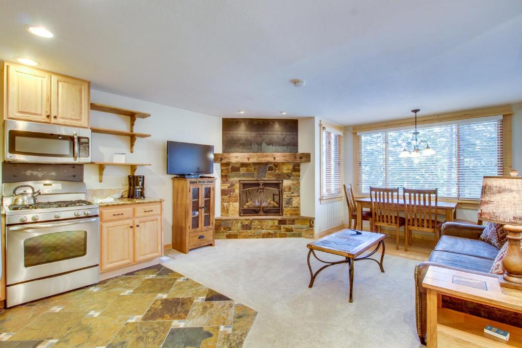 una cucina e un soggiorno con divano e tavolo di Lake Tahoe Serenity a Kingswood Estates