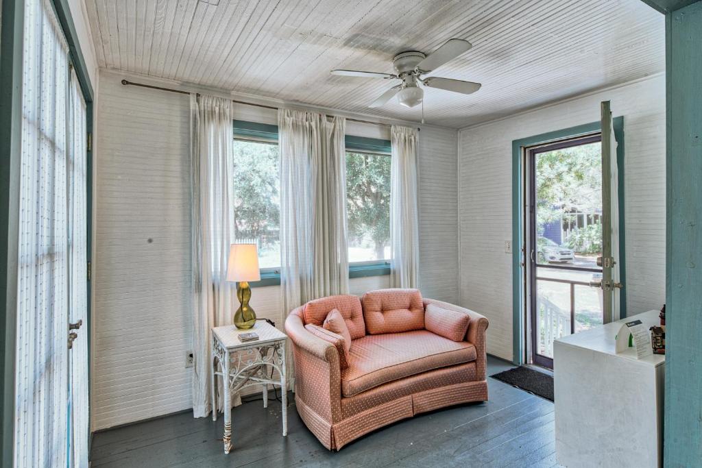 een woonkamer met een stoel en een raam bij Tybee Island Sunset in Tybee Island
