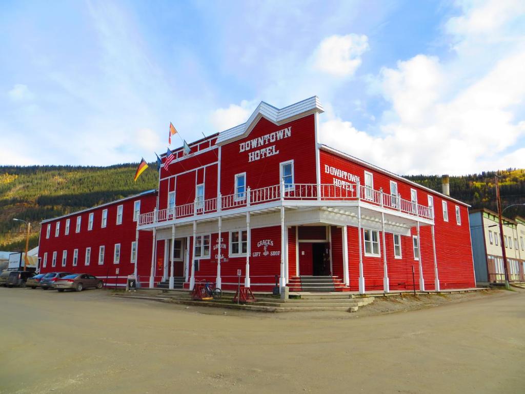 un gran edificio rojo con balcón. en The Downtown, a Coast Hotel en Dawson City