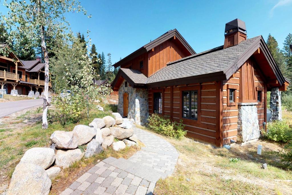 Tamarack Cottage, Donnelly (updated prices 2024)