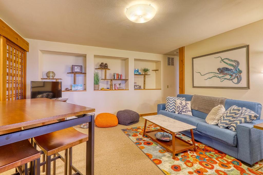 ein Wohnzimmer mit einem blauen Sofa und einem Tisch in der Unterkunft Octopus Den in Coupeville