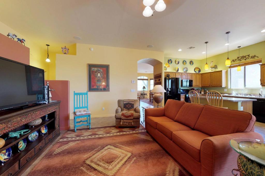 uma sala de estar com um sofá e uma cozinha em Rancho Vistoso #2677 em Catalina
