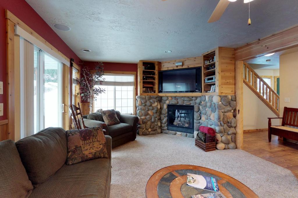 Una sala de estar con un sofá y una chimenea. en Candlewood V, en McCall