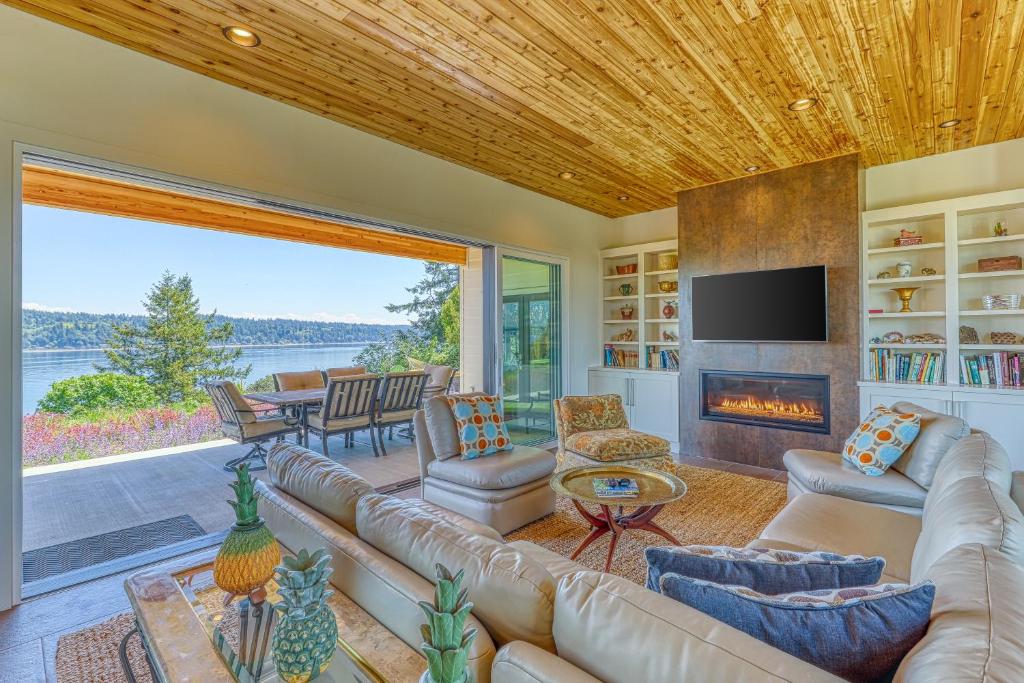 uma sala de estar com um sofá e uma lareira em Puget Sound Funhouse em Port Orchard
