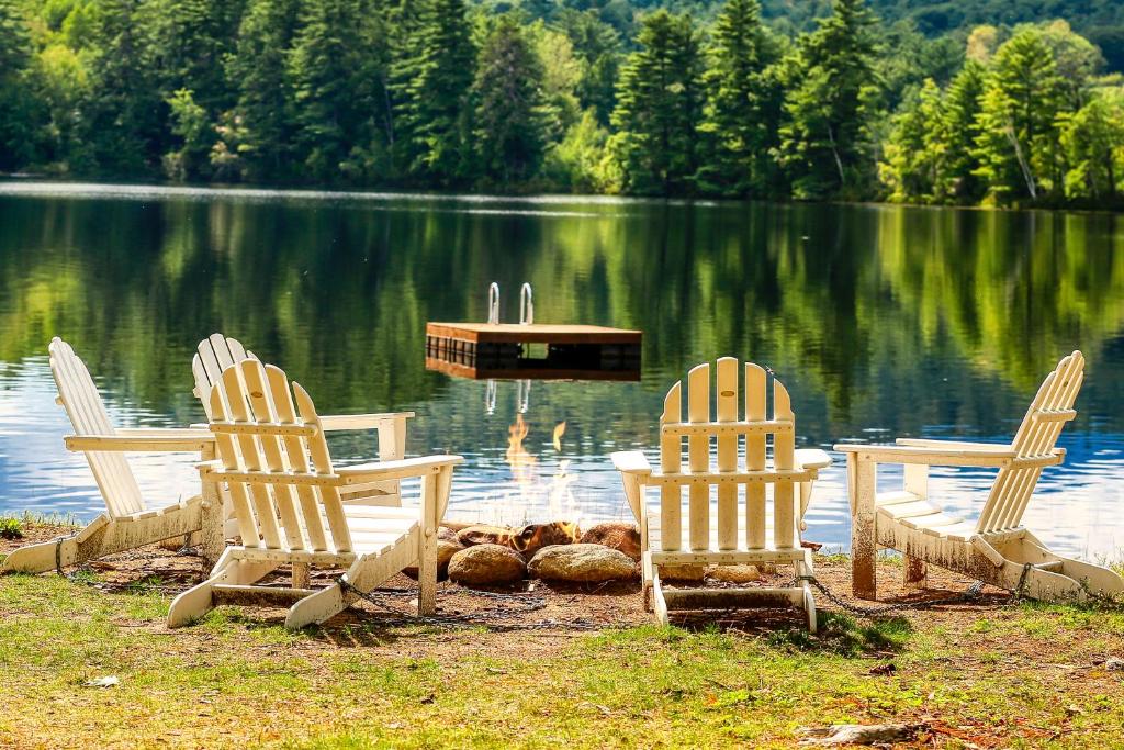 un groupe de chaises assises sur la rive d'un lac dans l'établissement 468 Pequawket Drive, à Conway