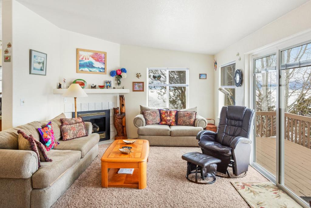 uma sala de estar com um sofá e uma cadeira em Somers Bay Overlook em Somers
