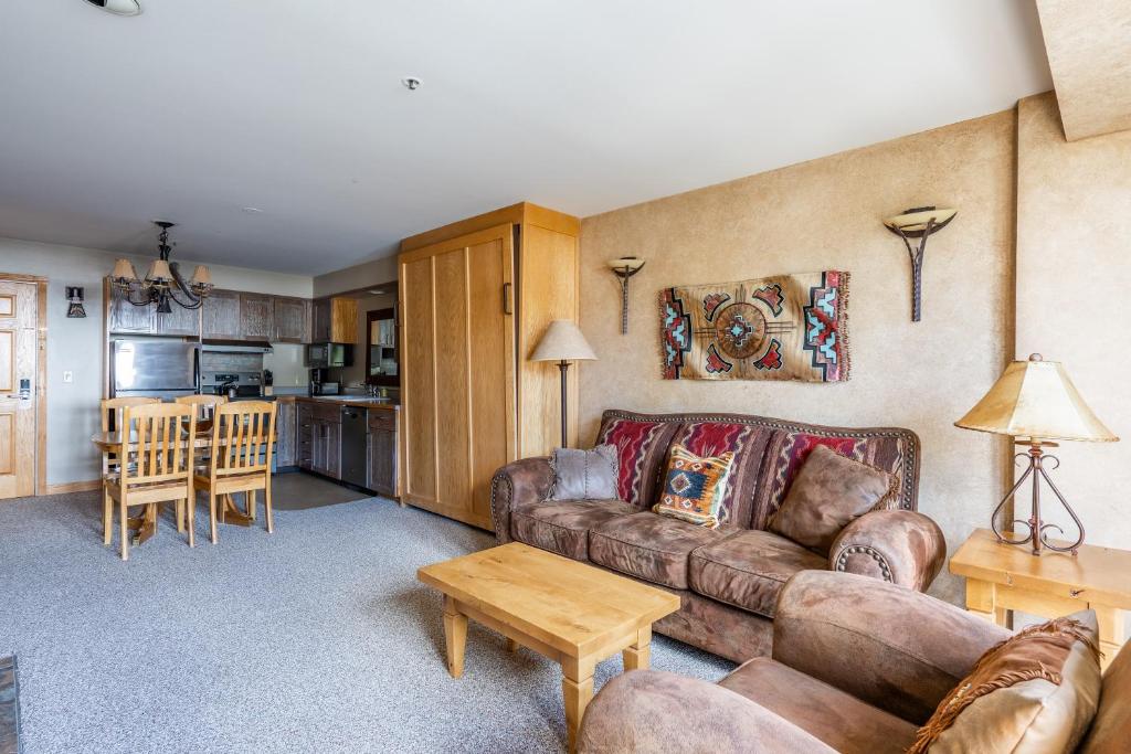 uma sala de estar com um sofá e uma mesa em Shoshone 1960 em Big Sky