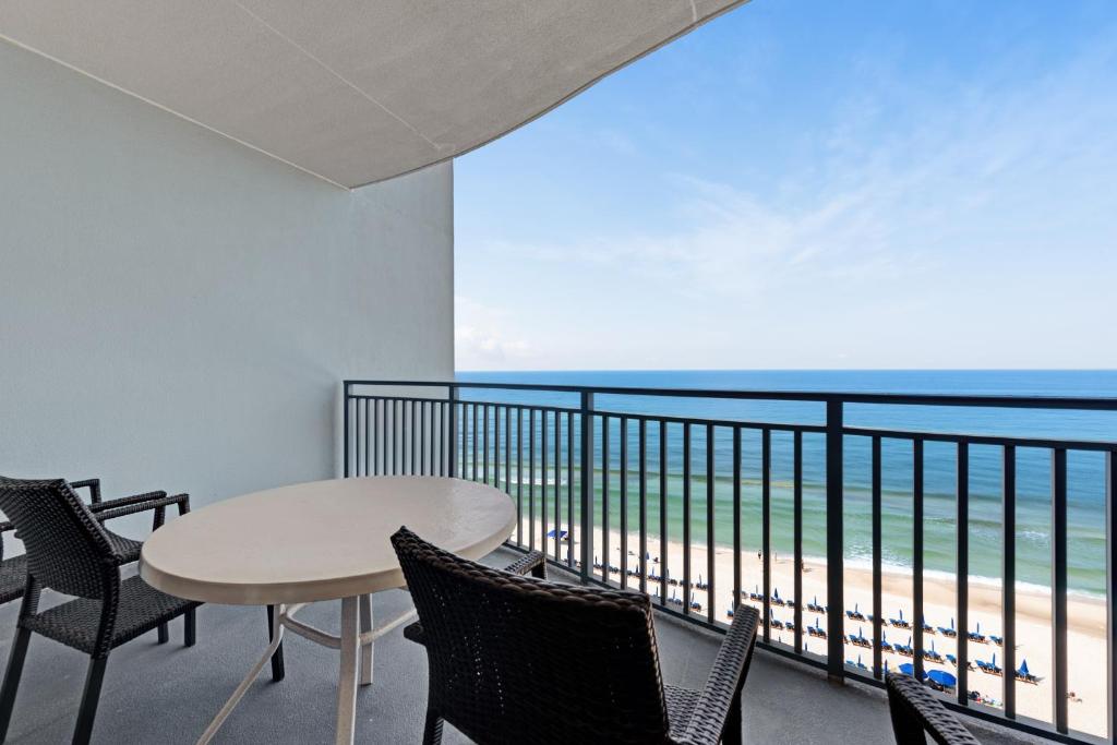 un tavolo e sedie su un balcone con vista sull'oceano di Sterling Breeze 903 a Panama City Beach